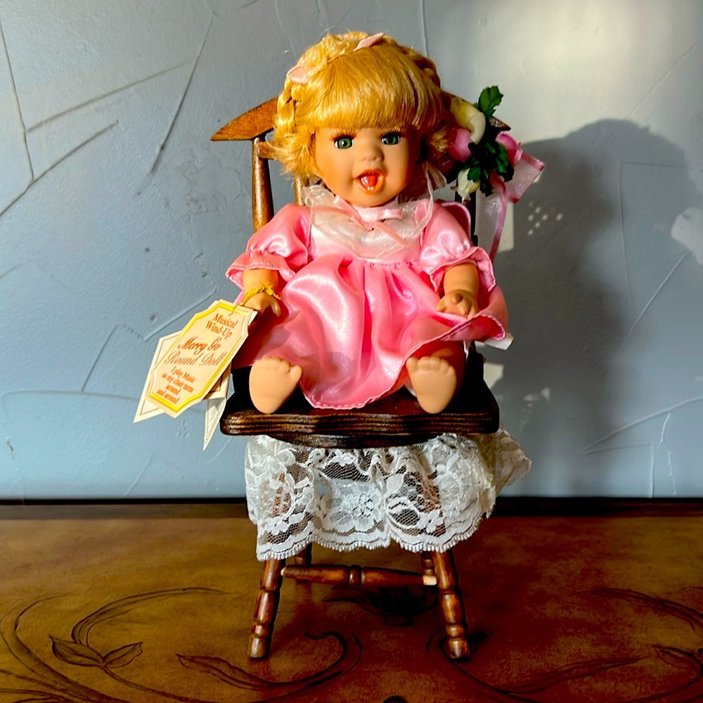 ✨MUSICAL WIND UP MERRY GO ROUND DOLL✨